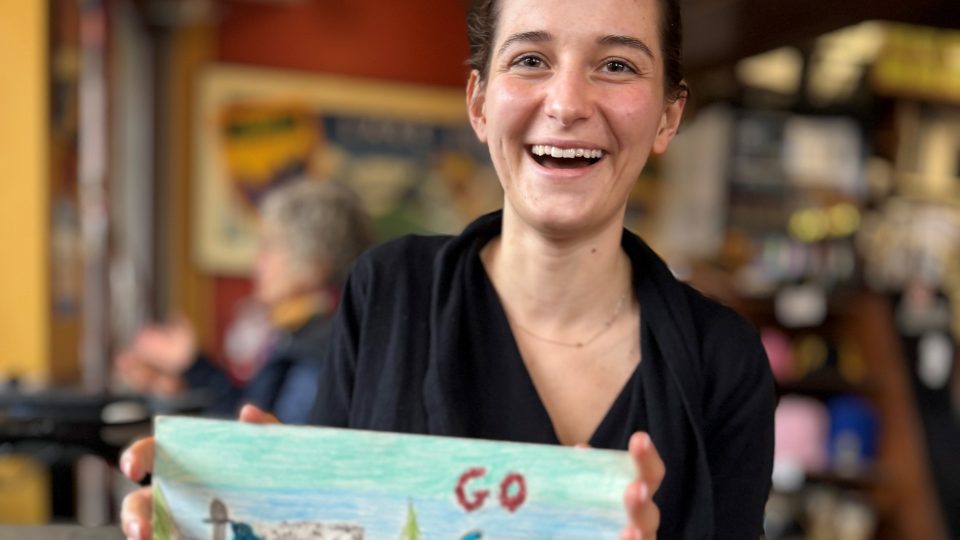 Adéla s obrázkem, které malovaly děti ze školy v Canmore, když fandily českým sportovcům