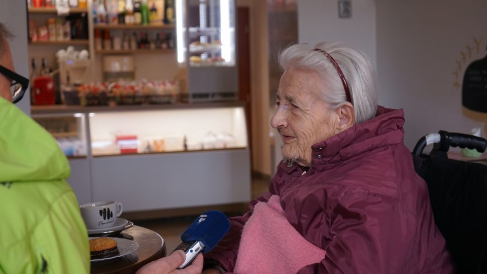 Zuzana Burešová a Lubomír Smatana vyrazili se seniorkou do cukrárny