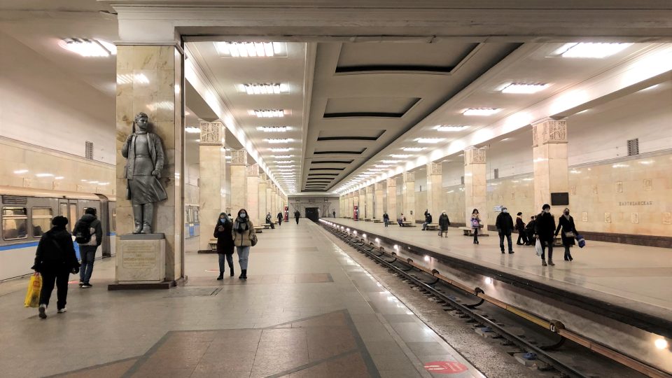 Stanice metra Partizanskaja, vzdálená několik set metrů od bunkru, je unikátní tím, že má uprostřed třetí kolej. Ta se ale běžně nepoužívá