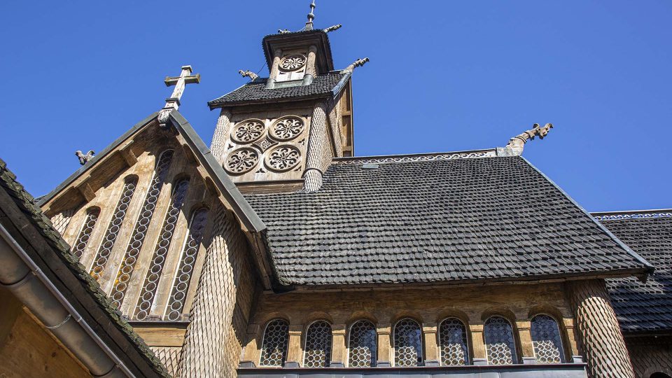 Zdobné detaily na střeše kostela Wang v Karpaczi