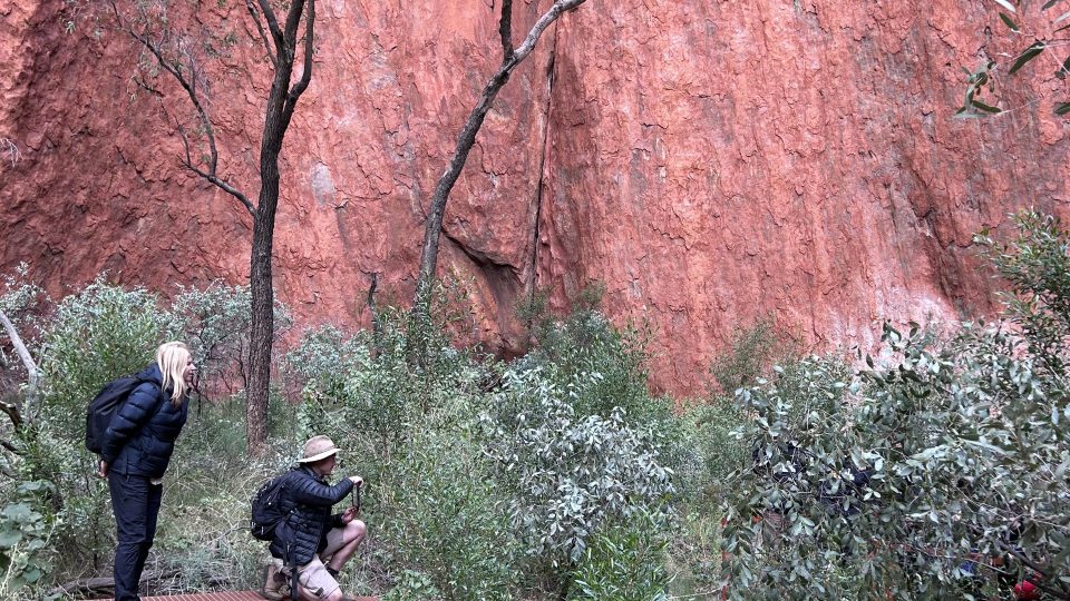 Po úpatí hory Uluru vede desetikilometrová naučná stezka