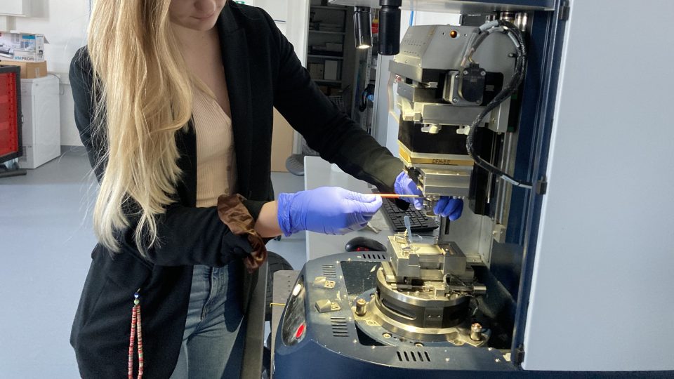 Alexandra Střeďanská připravuje tribometr na měření klouzavosti roztoků na fasciích