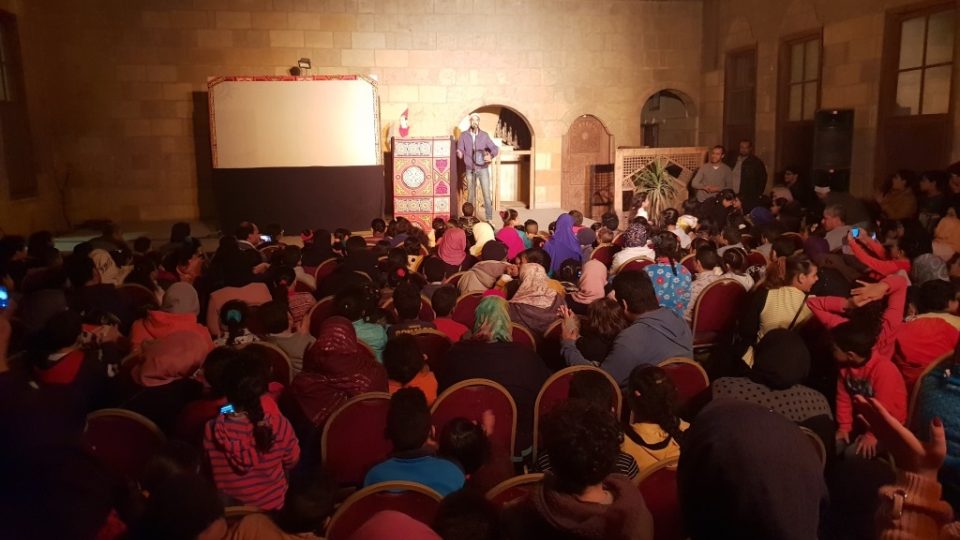 Děti se přišly na divadlo podívat na nádvoří historického domu Bajt Suhajmí ve starém centru Káhiry