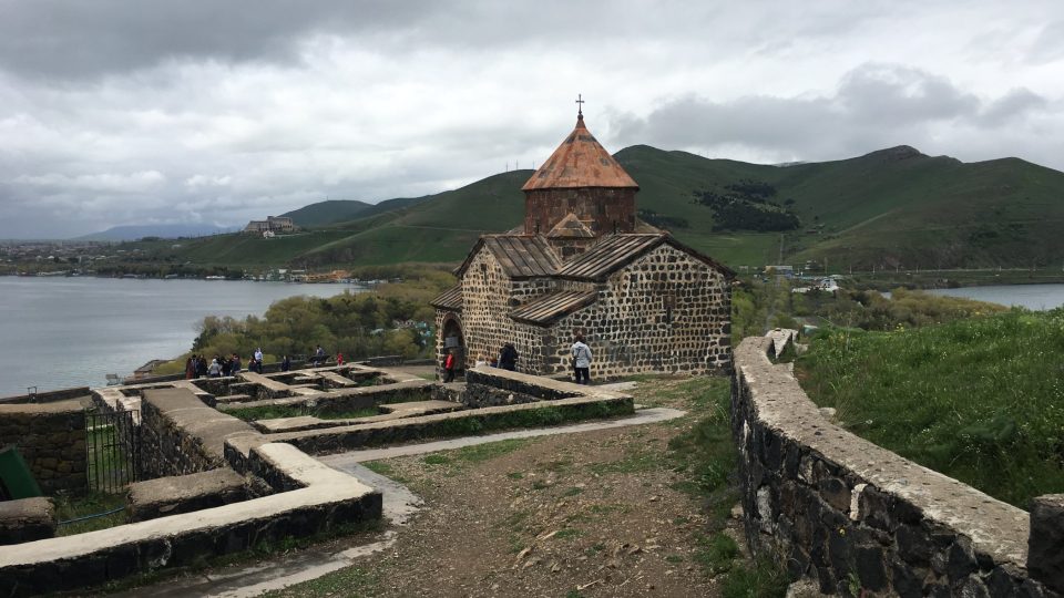 Na návrší nad kostely jsou pozůstatky někdejšího arménského carského paláce