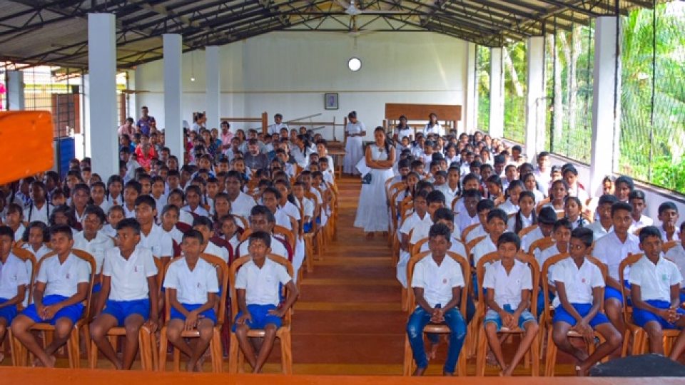 Děti na Srí Lance nosí uniformy. Kromě ní potřebují školáci také psací potřeby, sešity a aktovku