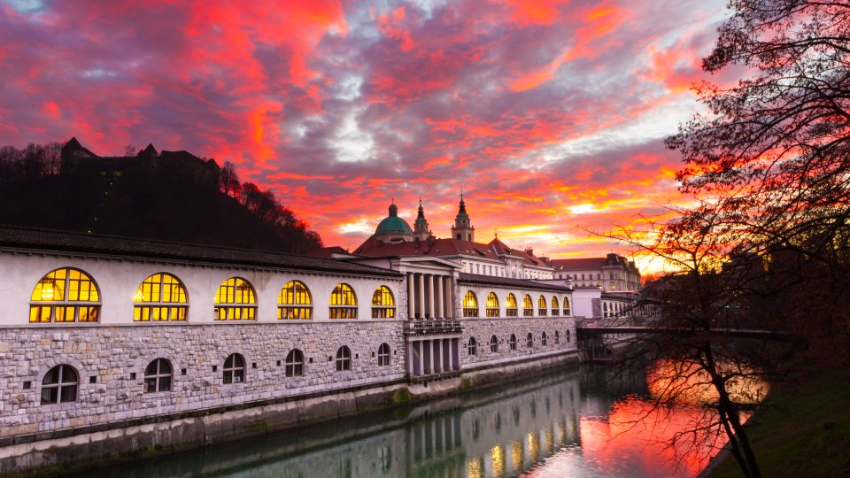 Centrální tržiště v Lublani a řeka Lublaňka 