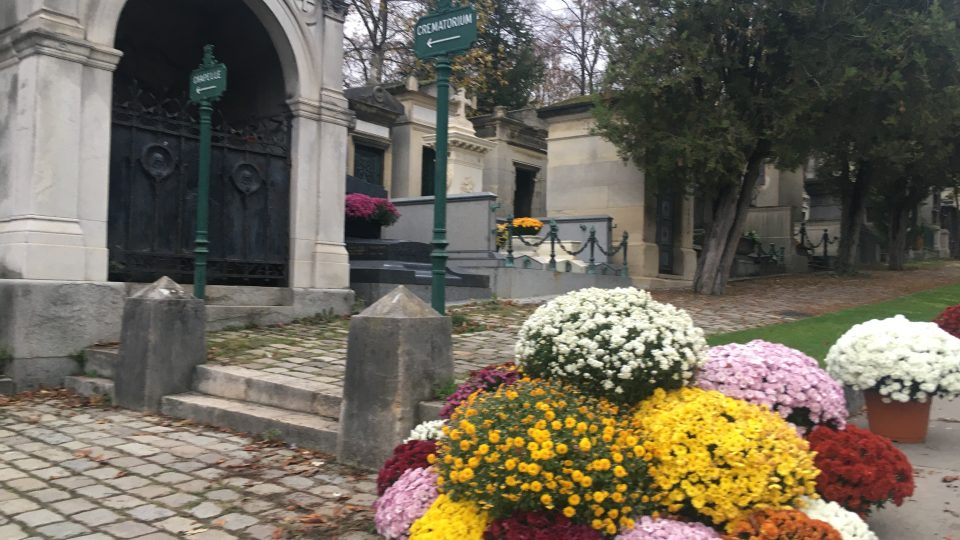 Podzimní barvy a čerstvé květiny na hrobech jsou letos pro Pařížany jediným kouskem přírody