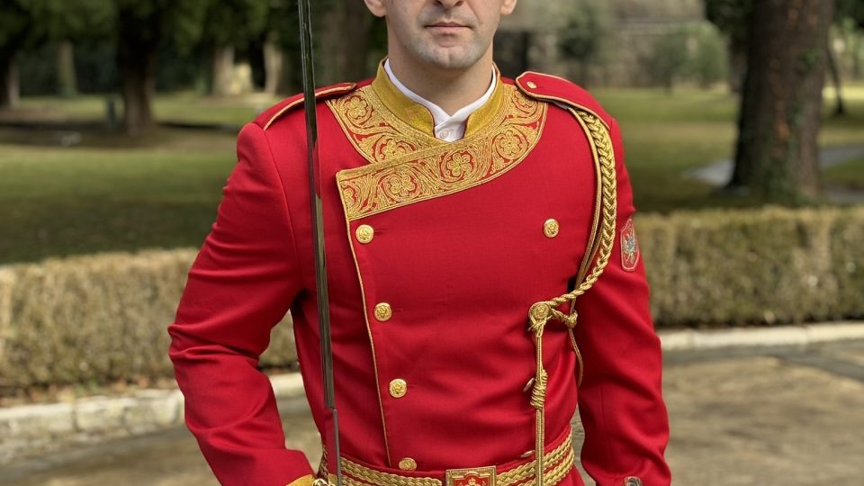 Důstojnickou uniformu doplňuje navíc slavnostní šavle s velmi jemným zdobením na pozlaceném jílci | foto: Bára Vránová, Český rozhlas Důstojnickou uniformu doplňuje navíc slavnostní šavle s velmi jemným zdobením na pozlaceném jílci