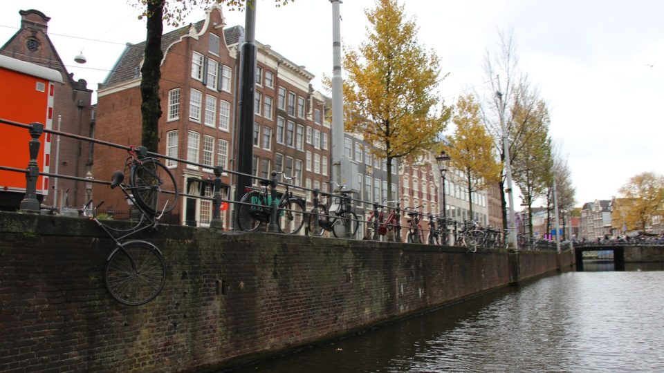 Na dně amsterdamských kanálů odpočívají tisíce kol