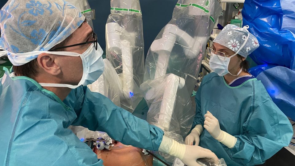 Lékařský tým Thomayerovy nemocnice při operaci morbidně obézní pacientky