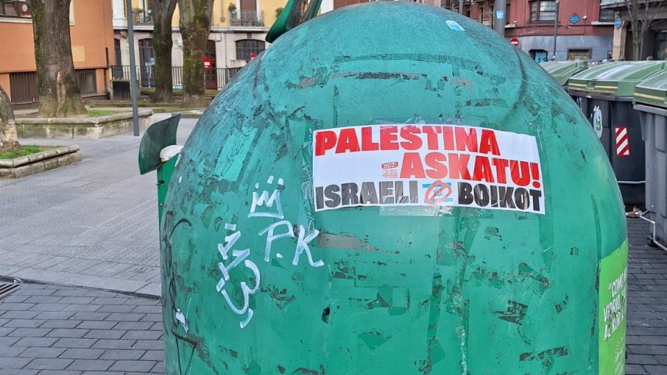„Svobodná Palestina! Bojkot Izraele,“ hlásá nápis v baskičtině