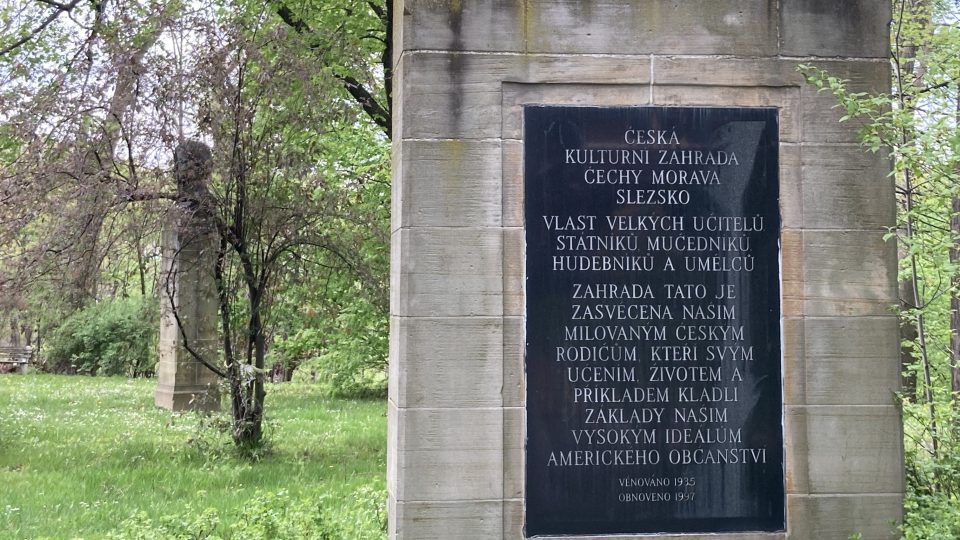 Památník připomínající založení České kulturní zahrady