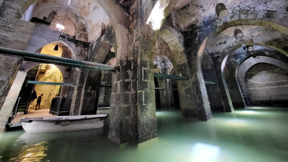 Cisterny se nacházejí v podzemí, ale světlo sem proniká světlíky z povrchu a tvoří krásné světelné efekty