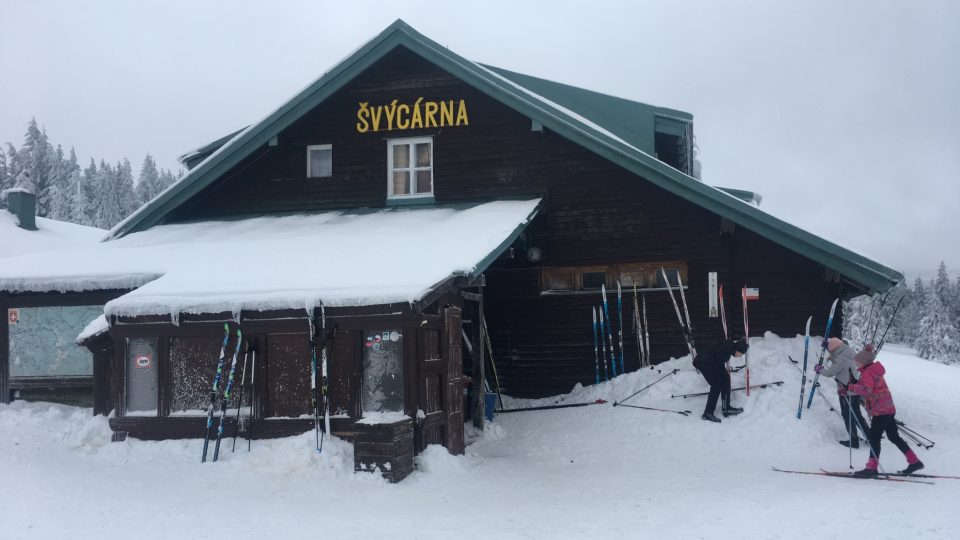 Útulným útočištěm promrzlých lyžařů je chata Švýcárna už více než 130 let-