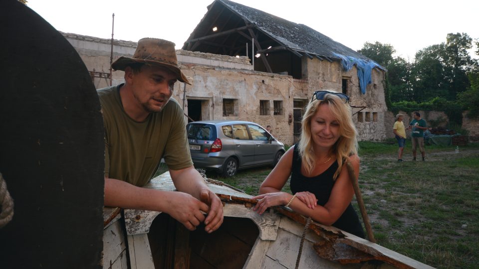 Bohumír Šafránek ukazuje turistce ze Šumavy právě získaný člun, který bude součástí dětského hřiště