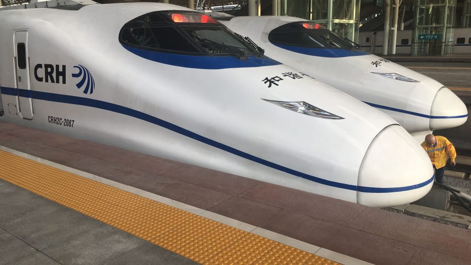 Čína dnes provozuje suverénně největší síť vysokorychlostních vlaků na světě