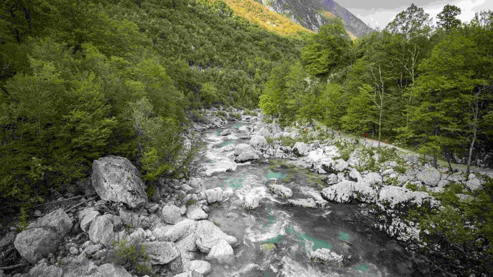 Řeka Sáva se vine u slovinského dálkové treku Juliana Trail