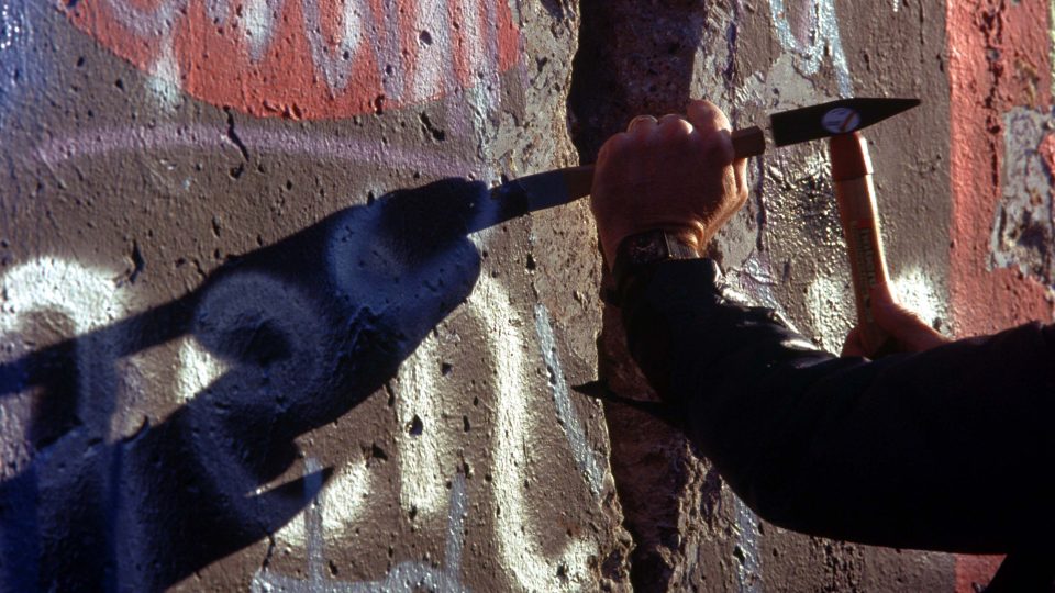 Pád berlínské zdi symbolicky ukončil studenou válku a odstartoval proces sjednocování západní a východní Evropy