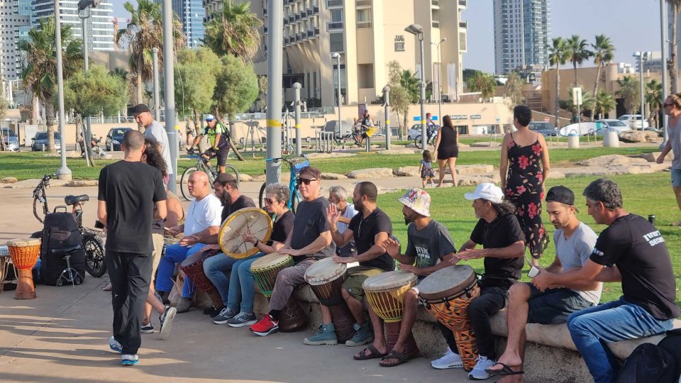 Už víc než čtvrt století se v Tel Avivu probubnovávají k víkendu desítky amatérských bubeníků