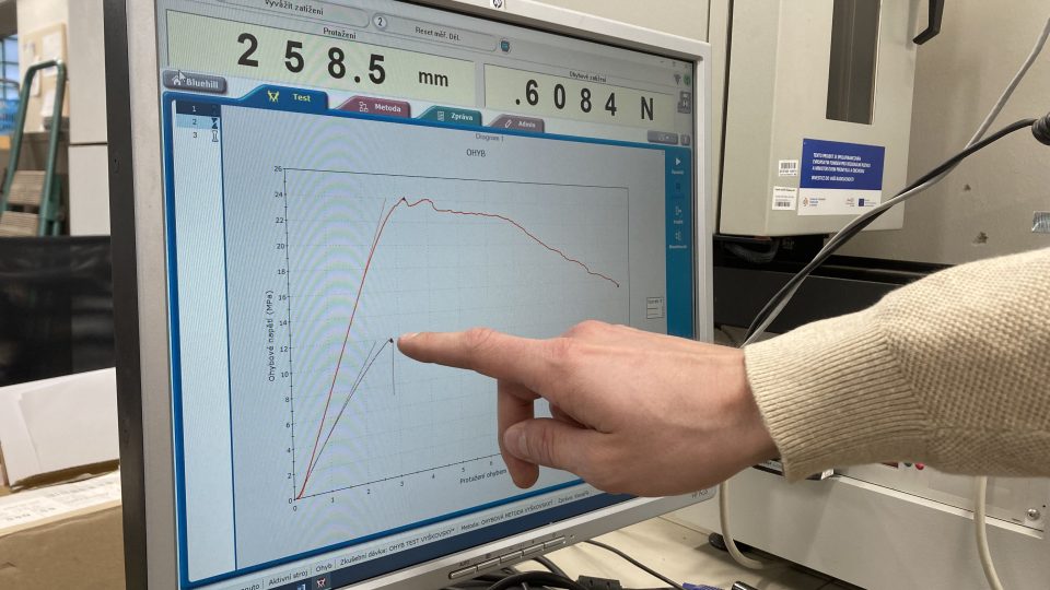 Konopotříska v našem testu vydržela dvojnásobnou zátěž oproti dřevotřísce