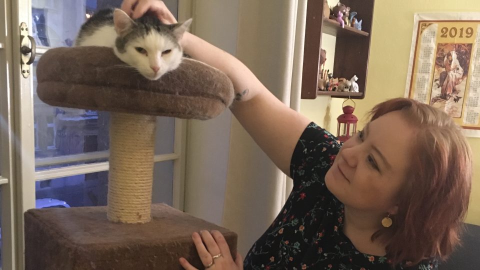 Petře pomáhají v nepříjemných stavech její tři kočky