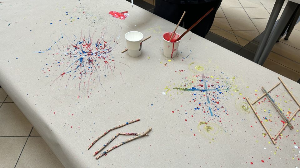 Studenti během workshopu vytvářeli barevné stopy různých materiálů nebo umělecké otisky prstů
