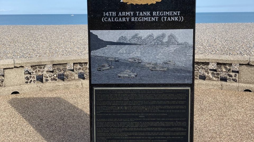 Památník na pláži věnovaný tankové jednotce z Calgary