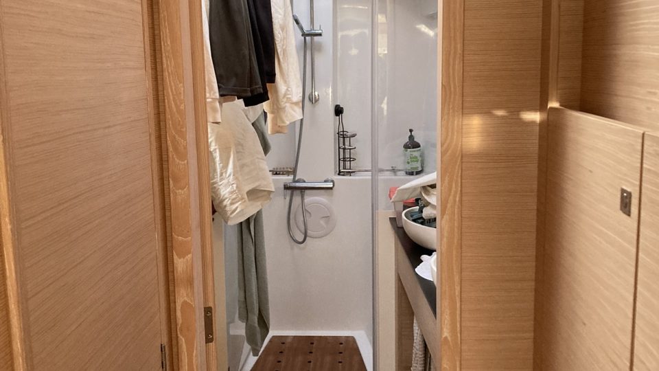 Koupelna je malá, ale najdete v ní všechno, co potřebujete, včetně pračky