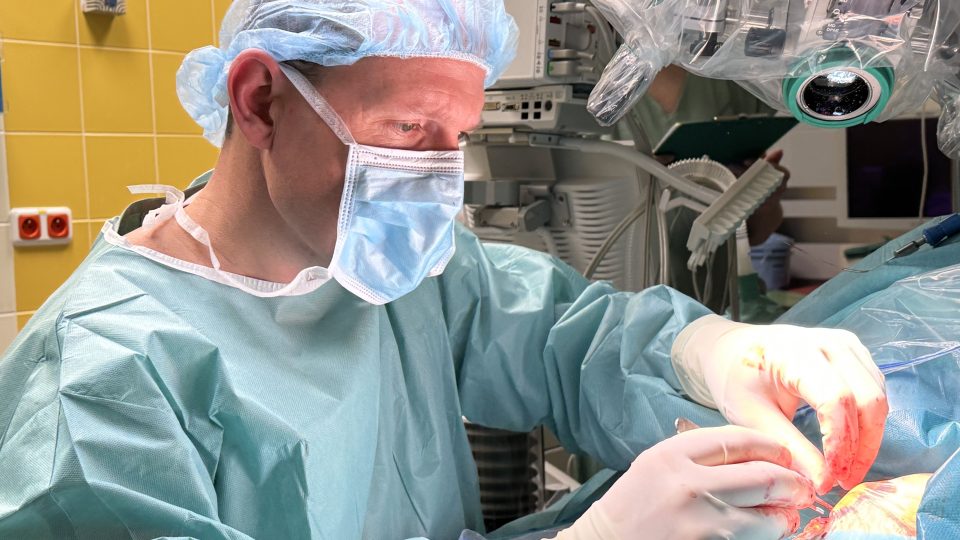 Otorinolaryngolog Jan Bouček umisťuje kochleární implantát do spánkové kosti na levé straně hlavy