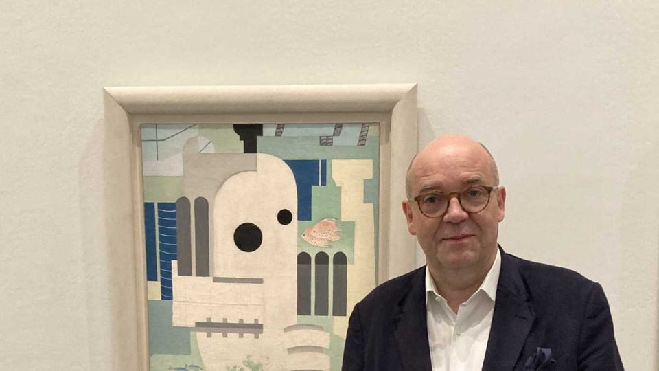 Ředitel Muzea moderního umění v Paříži Fabrice Hergott. Za ním obraz Toyen Potápěč