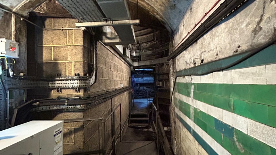 Střeva Londýna. I tak by se dalo nahlížet na víc než půldruhého století staré chodby v podzemí londýnského metra