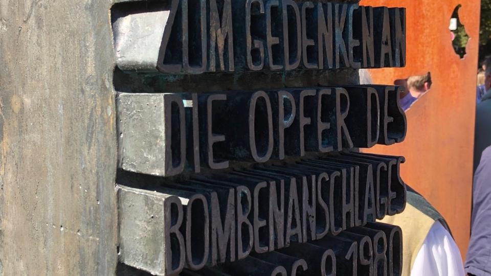 Památník tragédie z roku 1980. Při bombovém útoku tehdy na Oktoberfestu zahynulo 12 lidí