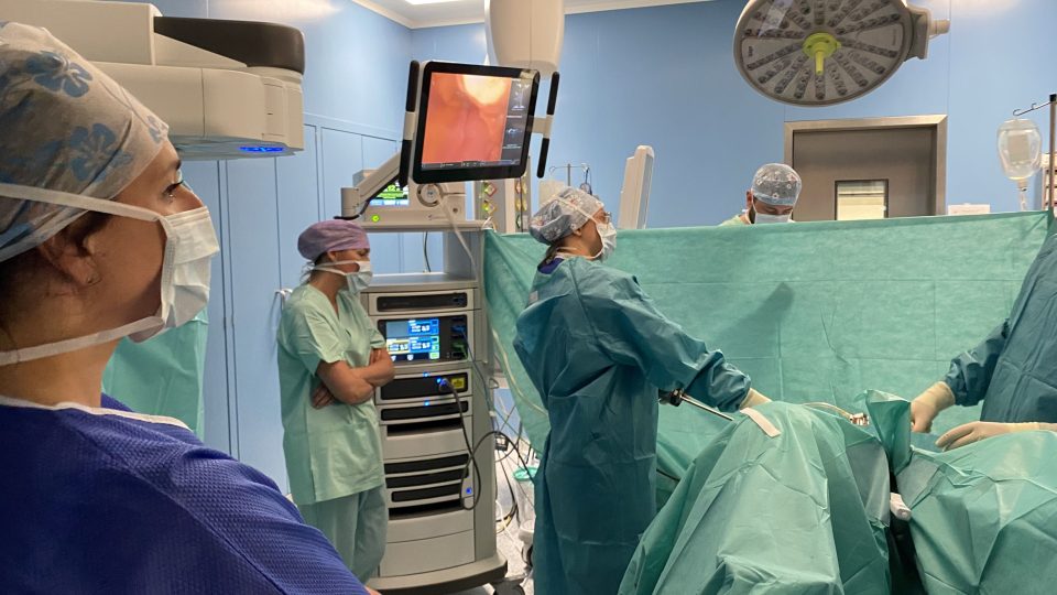 Gynekoložka Nora Romsauerová sleduje dění na operačním sále Thomayerovy nemocnice