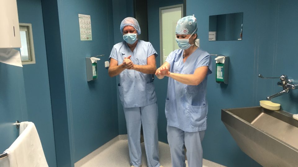 Neurochirurgyně Eva Brichtová se připravuje na operační sál, kde bude operovat chlapce s epilepsií