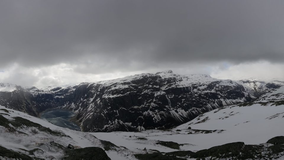 Koncem dubna leží hřebeny norských hor ještě pod silnou vrstvou sněhu