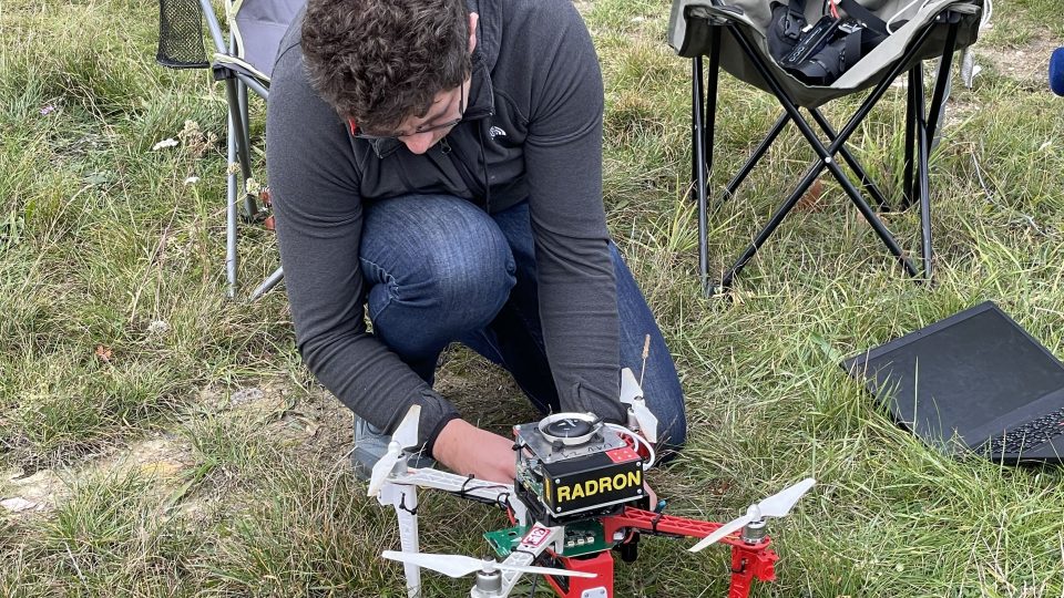 Tomáš Báča startuje dron pro vyhledávání zdrojů radioaktivního záření