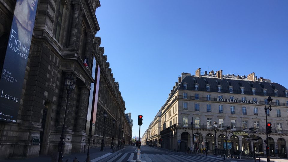 Prázdné ulice Paříže příliš nepřejí podnikatelům, místní si ale změnu atmosféry pochvalují