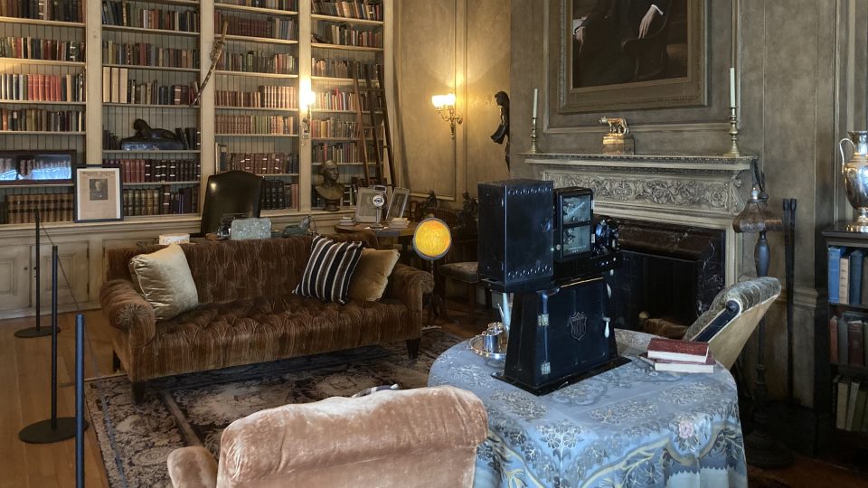 V prvním patře je pracovna Woodrow Wilsona s psacím stolem a křeslem, ve kterém rád sedával a trávil čas s rodinou