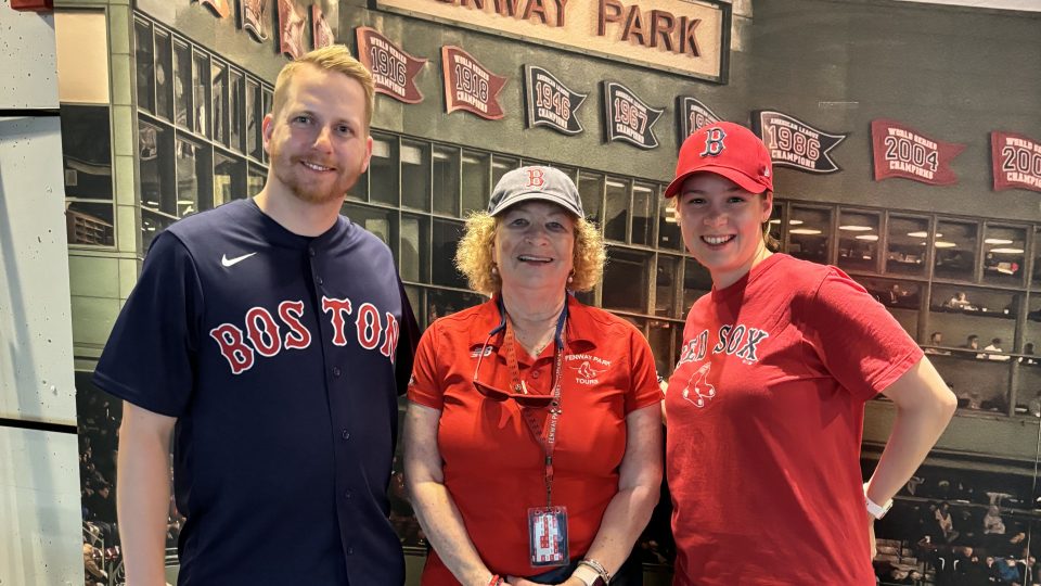 Důchodkyně Ellen dřív pracovala jako učitelka a dnes provází turisty Fenway Parkem