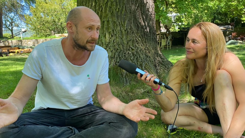 Herec Marek Pospíchal s Lucií Výbornou během rozhovoru