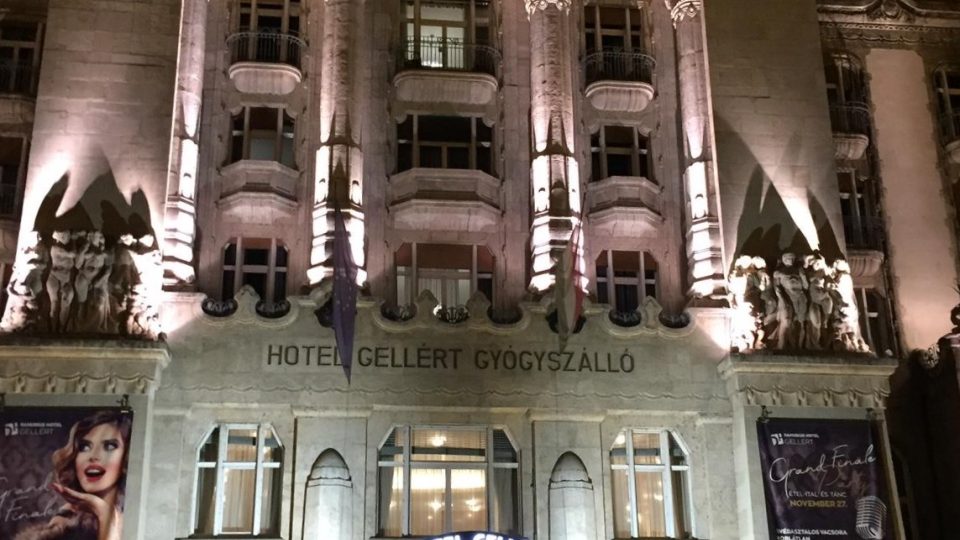 A hotel Gellért v noci. Jeho brány se nyní pro veřejnost uzavřely