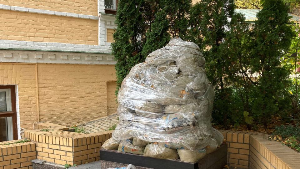 Sochu Michaila Bulgakova halí pytle s pískem a igelit, jedná se ochranu proti náletům