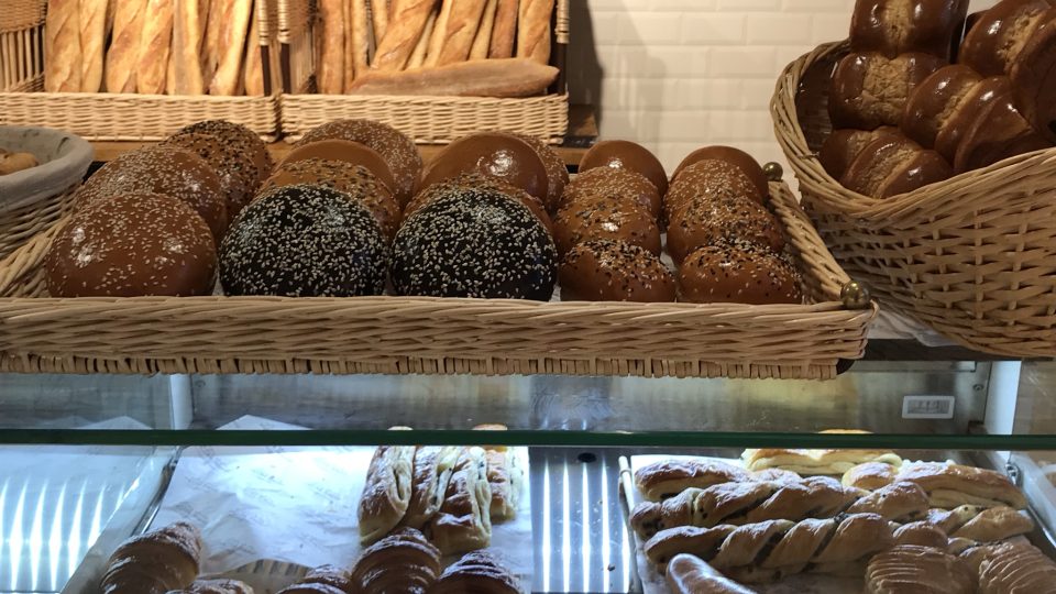 Ačkoli tady prodávají i sladkosti, zaměřují se hlavně na klasické francouzské bagety a chléb