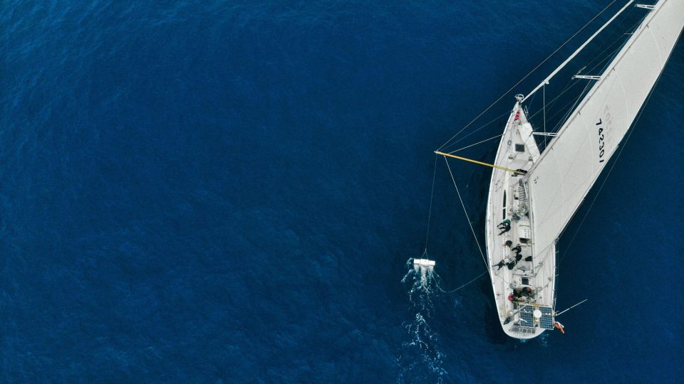 Plachetnice projektu eXXpedition na své cestě z Havaje do kanadského Vancouveru