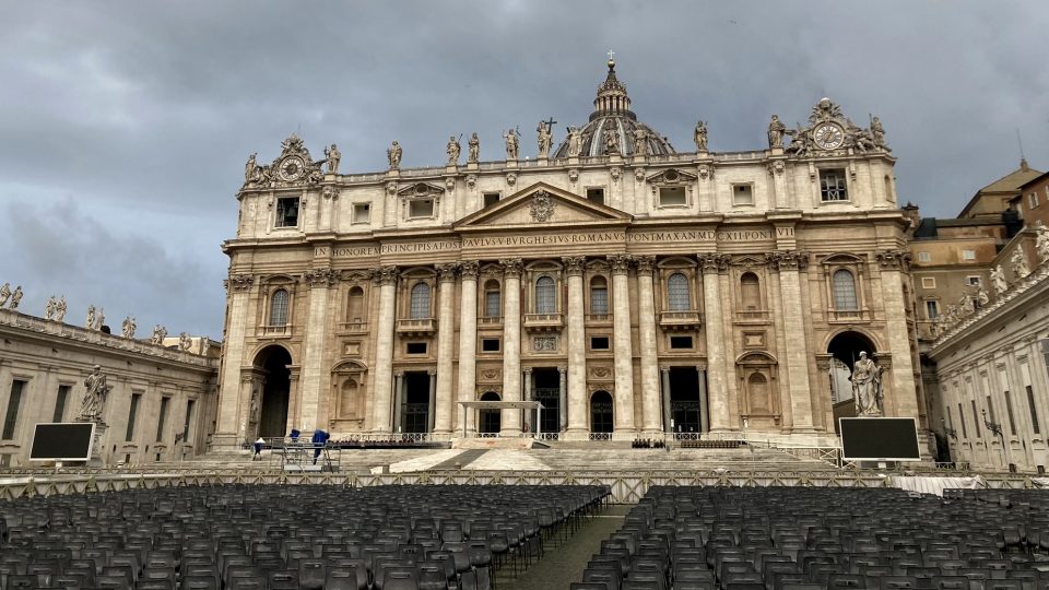 Svatopetrské náměstí ve Vatikánu je připravené na tisíce věřících, kteří sem o Velikonocích míří