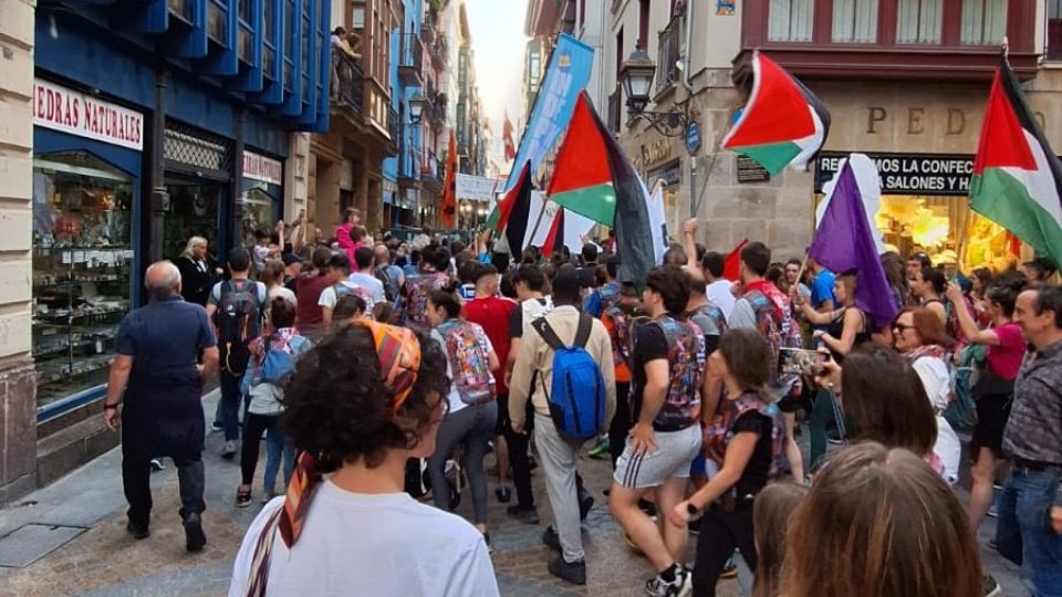 Na Korriku letos lidé vzali více palestinských vlajek než baskických