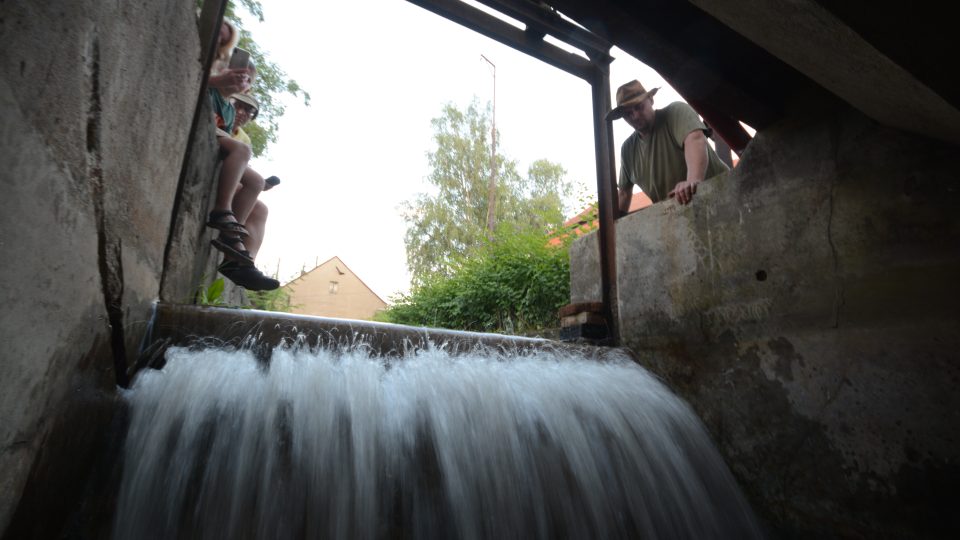 Bohumír Šafránek napouští vodu z náhonu do tzv. kašny nad turbínou mlýna