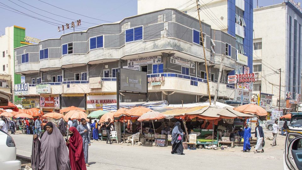 Ve vyprahlém Somalilandu, kde můžou teploty přes den přesahovat i 40 stupňů, se část veřejného života odehrává v noci