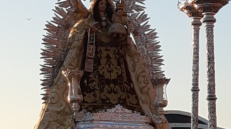 Virgen del Carmen neboli panna Carmen je slavnostně nesena městem.