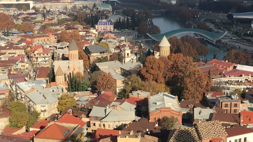 Gruzínská metropole Tbilisi jako na dlani